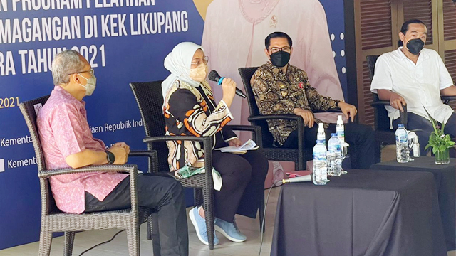 Menteri Ketenagakerjaan (Menaker), Ida Fauziyah, bersama Bupati Minut, Joune Ganda, bicara terkait potens KEK Likupang
