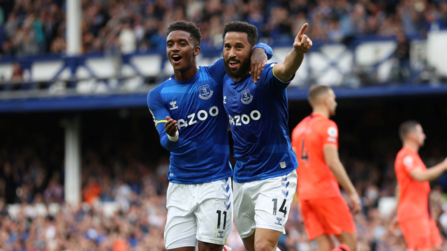 Pemain Everton Andros Townsend berselebrasi usai mencetak gol bersama Demarai Grey saat melawan Norwich City di Goodison Park, Liverpool, Inggris, Sabtu (25/9). Foto: Action Images via Reuters/Molly Darlington
