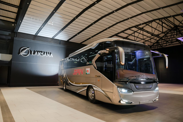 Bus single glass baru dari Laksana berjenis Legacy SR2 Panorama. Foto: dok. Laksana