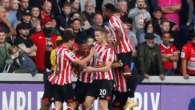 Pemain Brentford Ethan Pinnock merayakan gol pertama mereka saat menghadapi Liverpool di Brentford Community Stadium, London, Inggris, Sabtu (25/9). Foto: Action Images via Reuters/Matthew Childs