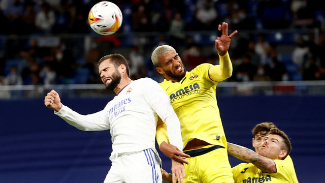 Pemain Villarreal Etienne Capou beraksi dengan pemain Real Madrid Nacho di Stadion Santiago Bernabeu, Madrid, Spanyol, Sabtu (25/9). Foto: Juan Medina/REUTERS