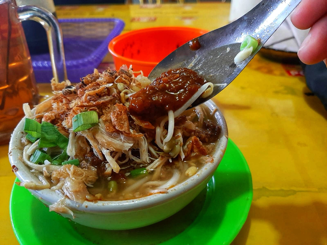 Soto Tauco khas Tegal dijual dengan menyajikannya dalam mangkuk kecil (foto: koleksi pribadi)