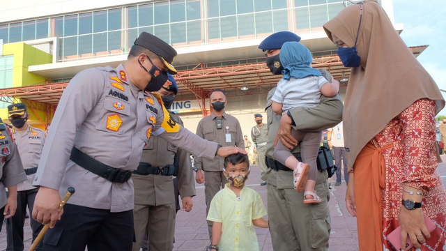 KAPOLDA Riau, Irjen Pol Agung Setya Imam Effendi membelai kepala anak anggota Brimob Polda Riau yang akan diberangkatkan ke Timika, Papua, Sabtu (26/9/2021). 