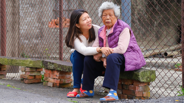 Ilustrasi lansia didampingi perempuan muda. Foto: Shutter Stock