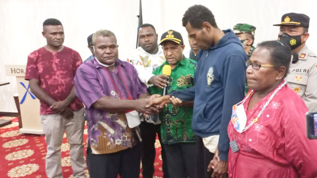Gerald Sokoy (sweater biru), seorang tenaga kesehatan Puskesmas di Kiwirok, Pegunungan Bintang yangs empat dinyatakan hilang saat penyerangan KKB. Gerald sudah berada di tengah keluarganya setelah diserahkan oleh Bupati Pegunungan Bintang. (Dok istimewa) 