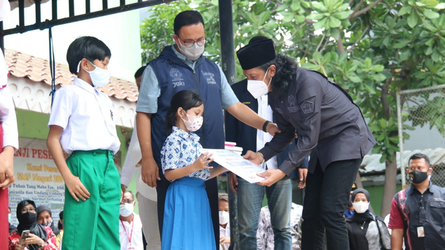 Gubernur Provinsi DKI Jakarta, Anies Baswedan, menghadiri vaksinasi di halaman SMP Negeri 289 Jakarta, Cilincing, Jakarta Utara, Minggu (26/9). Foto: PPID DKI Jakarta
