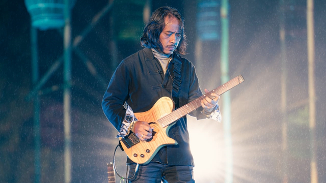 Dewa Budjana saat tampil di Jazz Bromo 2021. Foto: jazzgunung.com