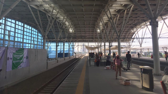 Penampakan peron atas Stasiun Manggarai, Jakarta, Minggu (26/9).  Foto: Muhammad Darisman/kumparan