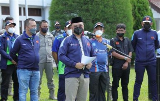 Gubernur Bangka Belitung, Erzaldi Rosman saat melepas keberangkatan atlet Babel. (Ist)