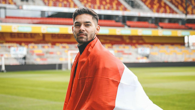 Sandy Walsh dengan bendera Indonesia. (Foto: instagram.com/sandywalsh)