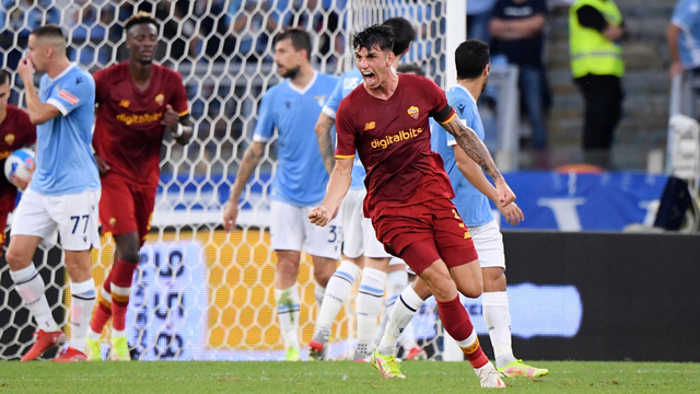 Pemain AS Roma Roger Ibanez merayakan gol pertama mereka di Stadio Olimpico, Roma, Italia, Minggu (26/9). Foto: Alberto Lingria/REUTERS