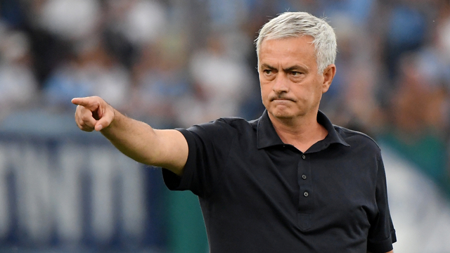 Pelatih AS Roma Jose Mourinho bereaksi saat pertandingan Lazio vs AS Roma di Stadio Olimpico, Roma, Italia, Minggu (26/9). Foto: Alberto Lingria/REUTERS