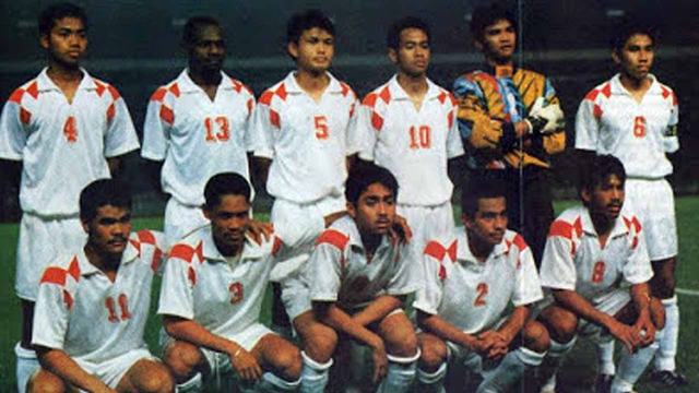 Aples Tecuari bersama para pemain PSSI Primavera (Foto; Majalah Sportif)