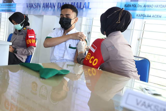 Vaksinasi untuk siswa di Aceh. Foto: Abdul Hadi/acehkini