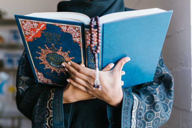 Membaca Al Quran, Sumber: Pexels