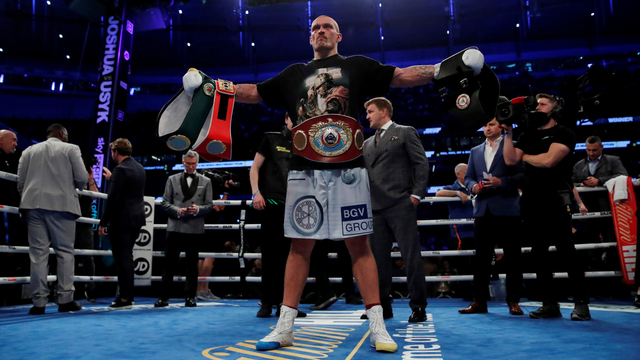 Oleksandr Usyk merayakan kemenangannya melawan Anthony Joshua di Tottenham Hotspur Stadium, London, Inggris. Foto: Andrew Couldridge/Reuters