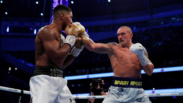 Pertandingan tinju antara Anthony Joshua vs Oleksandr Usyk di Tottenham Hotspur Stadium, London, Inggris. Foto: Andrew Couldridge/Reuters