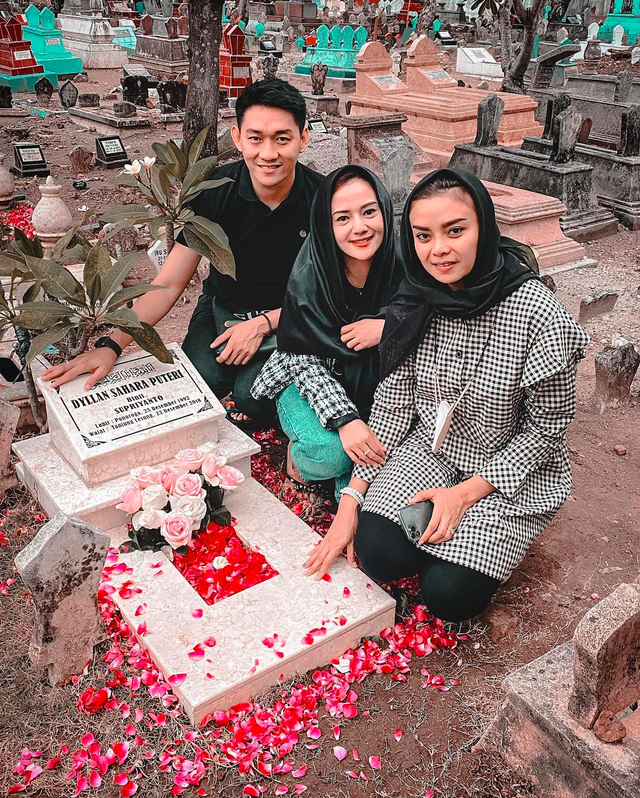 Ifan Seventeen dan istri ziarah ke makam Dylan Sahara. Foto: Instagram @ifanseventeen