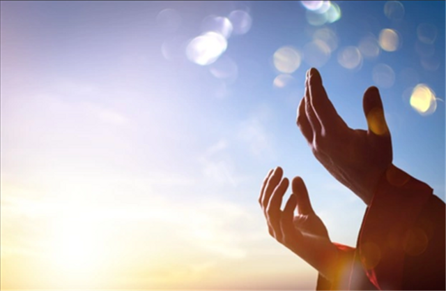Ilustarsi bapak yang memanjatkan doa robbi habli minassholihin. Sumber: https://www.freepik.com/