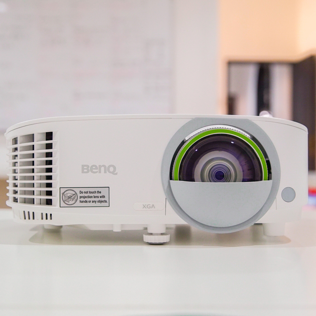 Smart Projector BenQ EX800ST. Foto: Kevin S. Kurnianto/kumparan
