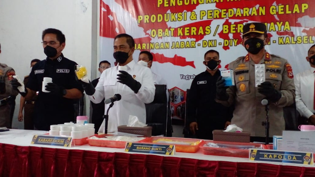 Polisi menunjukkan barang bukti kasus peredaran gelap obat terlarang dari sebuah pabrik narkoba di Bantul. Foto: istimewa