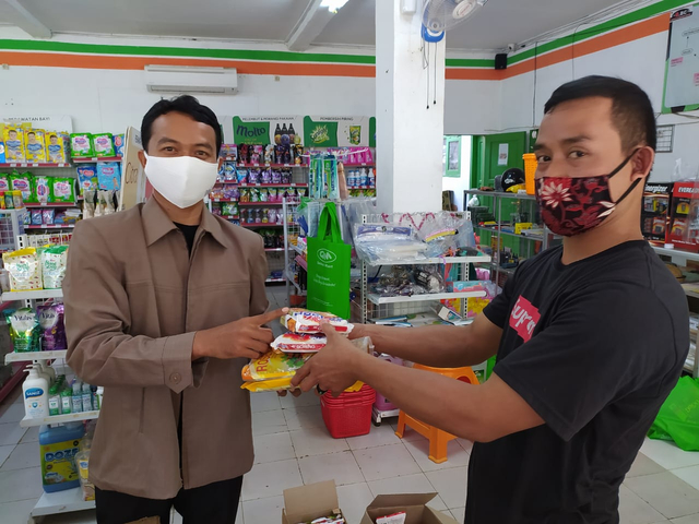 Memberikan paket sembako untuk guru (foto : dokumen pribadi)