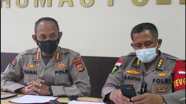 Kabid Humas Polda Papua, Kombes Pol AM Kamal saat menggelar keterangan pers terkait tewasnya KKB Yahukimo Senat Soll didampingi Kabid Dokkes Polda Papua Kombes Pol. Nariyana. (Dok Humas Polda Papua) 