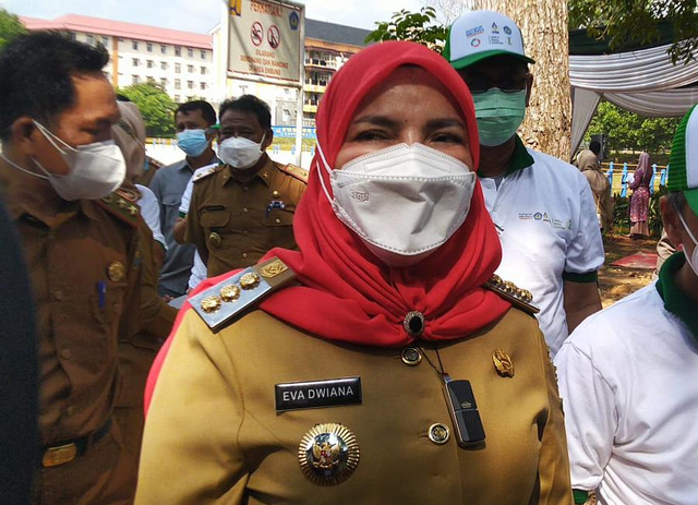 Wali Kota Bandar Lampung Eva Dwiana saat diwawancarai awak media, Senin (27/9) | Foto : Ist