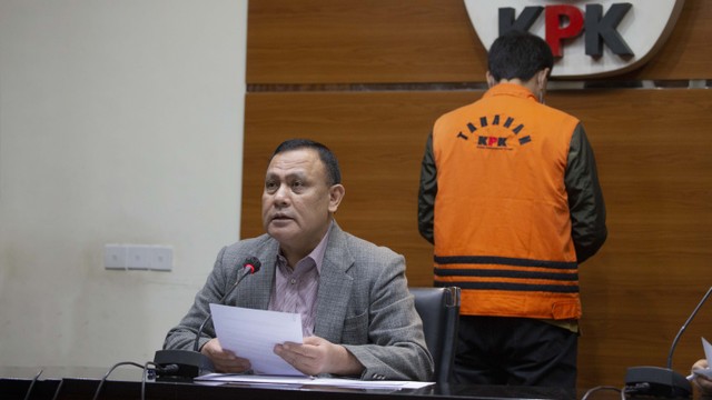 Ketua Komisi Pemberantasan Korupsi Firli Bahuri memberi keterangan pers terkait penangkapan Wakil Ketua DPR Aziz Syamsudin. Foto: Aditia Noviansyah/kumparan