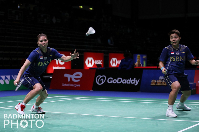 Ganda putri Indonesia Greysia Polii/Apriyani Rahayu pada pertandingan Piala Sudirman di Energia Areena, Vantaa, Finlandia, Senin (27/8). 
 Foto: Jnanesh Salian/Badmintonphoto/BWF