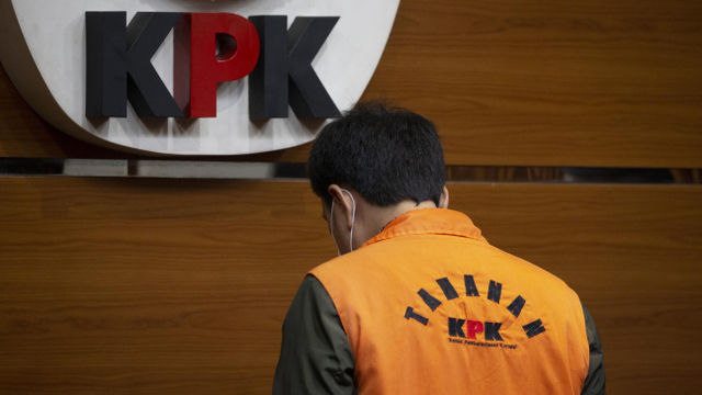 Wakil Ketua DPR Azis Syamsuddin ditahan usai diperiksa di Gedung Merah Putih KPK. Foto: Aditia Noviansyah/kumparan