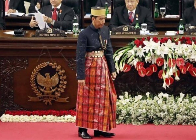 Presiden Joko Widodo mengenakan pakaian adat Provinsi Sulawesi Selatan. Foto: perpustakaan.id