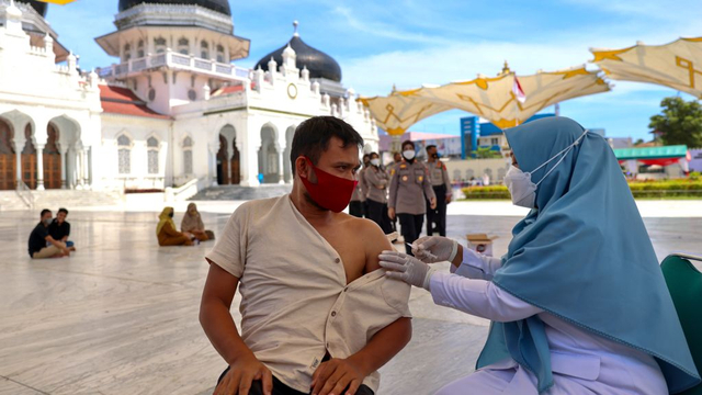 Vaksinasi di Masjid Raya Baiturrahman, Banda Aceh. Foto: Suparta/acehkini
