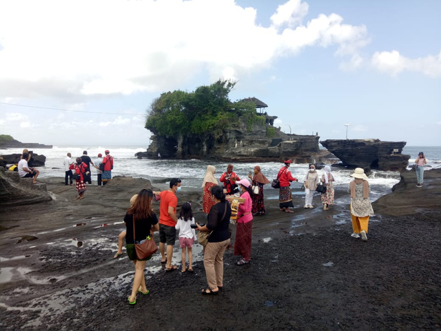 Suasana di kawasa wisata Tanah Lot, Tabanan, Bali - IST