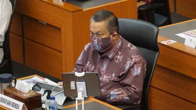 Gubernur Bank Indonesia Perry Warjiyo mengikuti rapat kerja dengan Badan Anggaran DPR RI, Selasa (28/9/2021). Foto: Jamal Ramadhan/kumparan