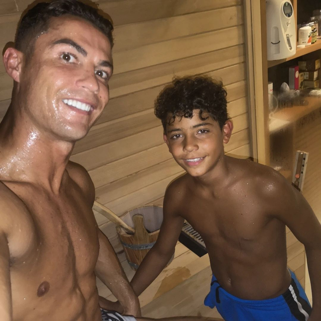 Cristiano Ronaldo bersama anaknya sedang berpose. Foto: instagram.com/cristiano