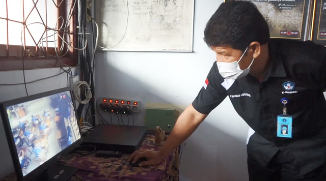Pemantauan kegiatan siswa melalui kamera CCCTV di sebuah SMP di Klungkung, Bali - IST