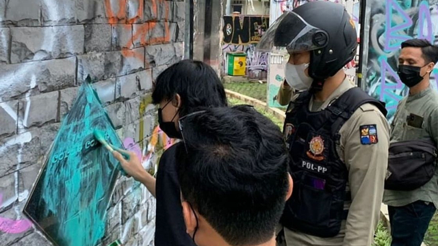 Pemuda di Bogor hapus coretan di prasasti Taman Corat Coret Kota Bogor. Foto: Dok. Istimewa