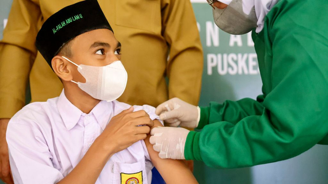 Vaksinasi untuk siswa di Madrasah Aliyah Pesantren Al Falah Abu Lam U, Aceh Besar. Foto: Suparta/acehkini