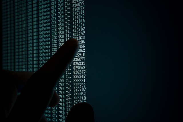 Database adalah kumpulan data yang berada dalam sebuah sistem komputer. Sumber: Pexels.com