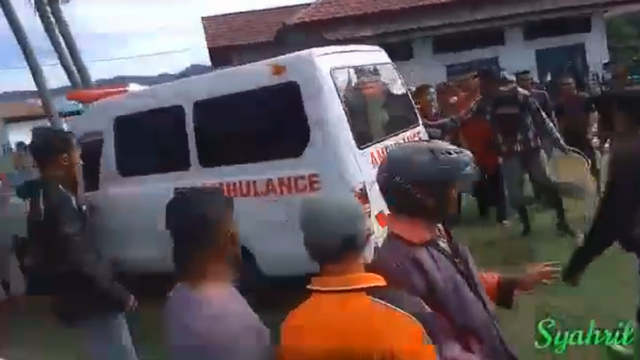 Kericuhan tolak vaksin di Aceh Barat Daya, Selasa (28/9). Foto: Dok. Istimewa