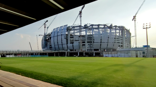 Suasana proyek pembangunan Jakarta Internasional Stadium (JIS), di Papanggo, Tanjung Priok, Jakarta, Selasa (28/9/2021). Foto: Jamal Ramadhan/kumparan