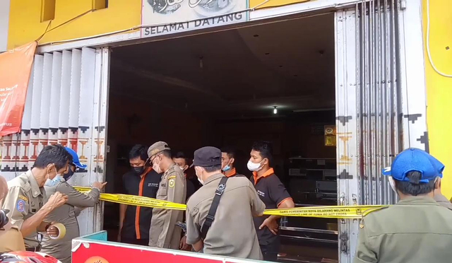 Penutupan gerai Bakso Sony oleh TP4D Kota Bandar beberapa waktu lalu, Senin (21/9) | Foto : Sidik Aryono/ Lampung Geh
