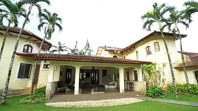 Melihat vila keluarga Tania Nadira. Foto: YouTube/Tania Nadira Official