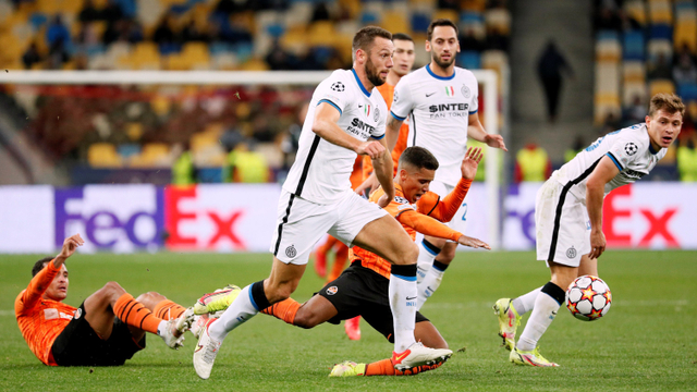 Pemain Inter Milan Stefan de Vrij berusaha melewati pemain Shakhtar Donetsk pada pertandingan Grup D Liga Champions di NSC Olimpiyskiy, Kyiv, Ukraina. Foto: Gleb Garanich/REUTERS