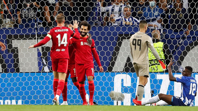 Selebrasi pemain Liverpool usai mencetak gol ke gawang FC Porto pada pertandingan Grup B Liga Champions di Estadio do Dragao, Porto, Portugal.  Foto: Pedro Nunes/REUTERS