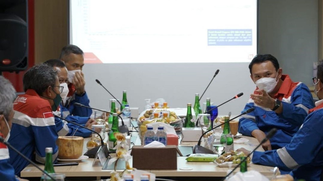 Basuki Tjahaja Purnama (Ahok) saat mengunjungi proyek Refinery Development Master Plan (RDMP) Balikpapan di Kalimantan Timur, Senin (27/9).  Foto: Instagram/@ basukibtpHAR