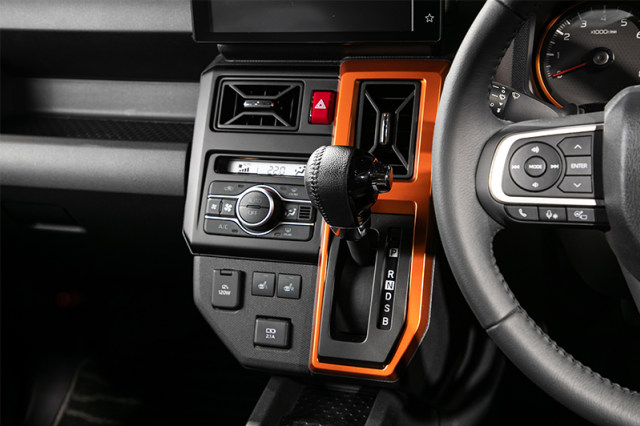 Tuas transmisi matik dan tombol pengaturan dashboard Daihatsu Taft Foto: dok. Motor Fan via Daihatsu