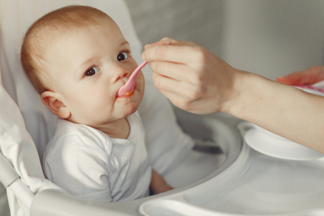 Ilustrasi tanda bayi siap makan. (Sumber: Freepik)