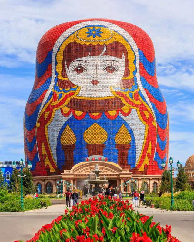 Manzhouli Matryoshka Hotel dengan boneka babushka setinggi 73 meter. Foto: Matryoshka Hotel/Intsgaram